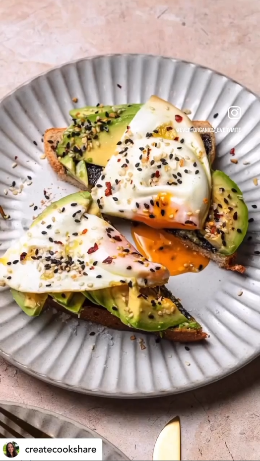 AVOCADO TOAST WITH FRIED EGGS (WITH A SPECIAL TWIST)
