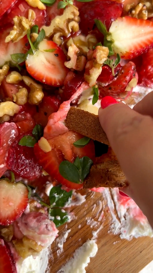 STRAWBERRY, GOATS CHEESE & SMOKED HONEY GRAZING BOARD